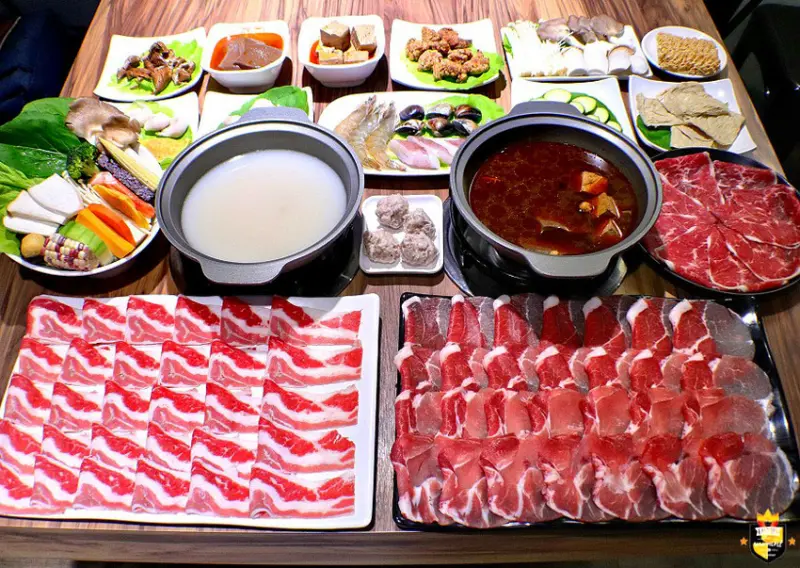 台南火鍋／原肉現切不用重組肉／真材實料熬湯不用大骨粉／超大肉盤挑戰台南最低價／傳承正宗四川麻辣／天然辣椒香料無化學添加／手工炒製熬煮麻辣醬／一個人也能輕鬆吃火鍋／用餐時段必客滿