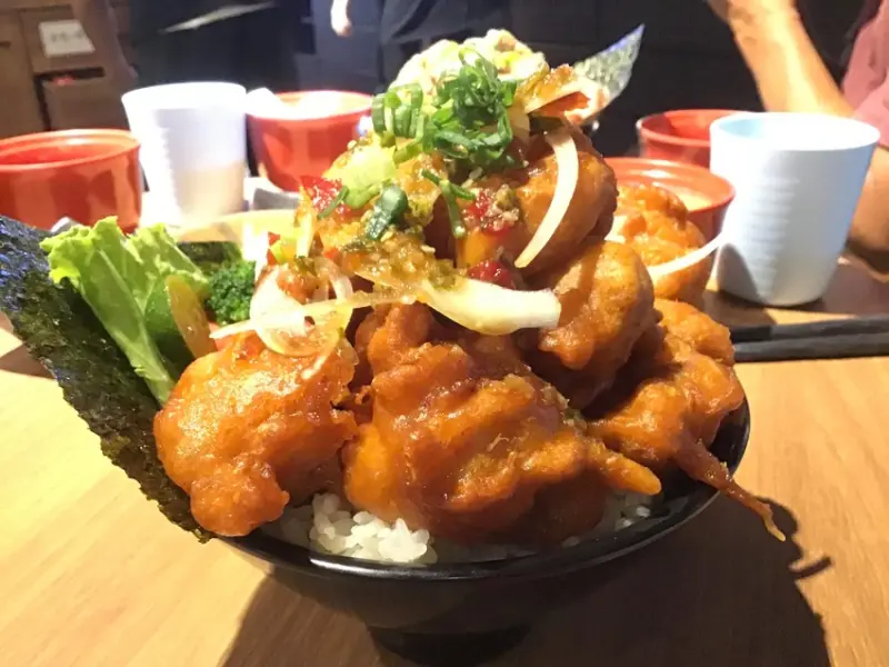 內壢忠孝路平價丼飯[牛丁次郎坊] 口碑不錯、排隊人潮多、新鮮感受得到