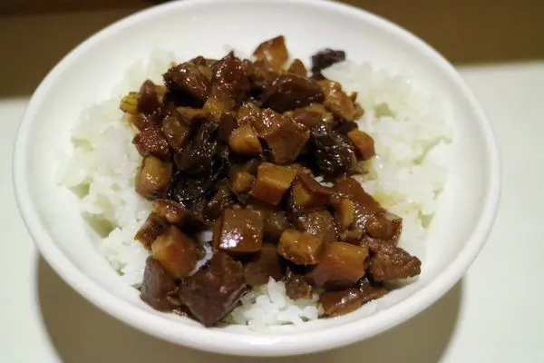 高雄左營區=<食>來自大社的傳承好味道【李桑香菇肉燥-左營店】把這份飄香散發在百貨的地下美食街＊成為人來人往最愛的道地小吃=