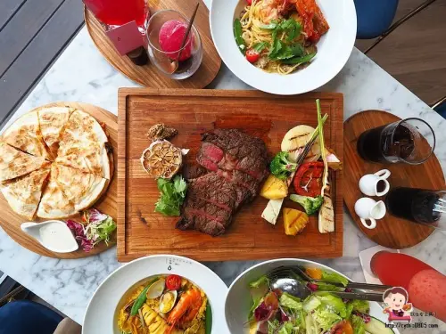 林口大樓裡面的空中花園餐廳，有好吃的排餐跟義大利麵，在城市裡面享受有如峇里島的悠閒時光