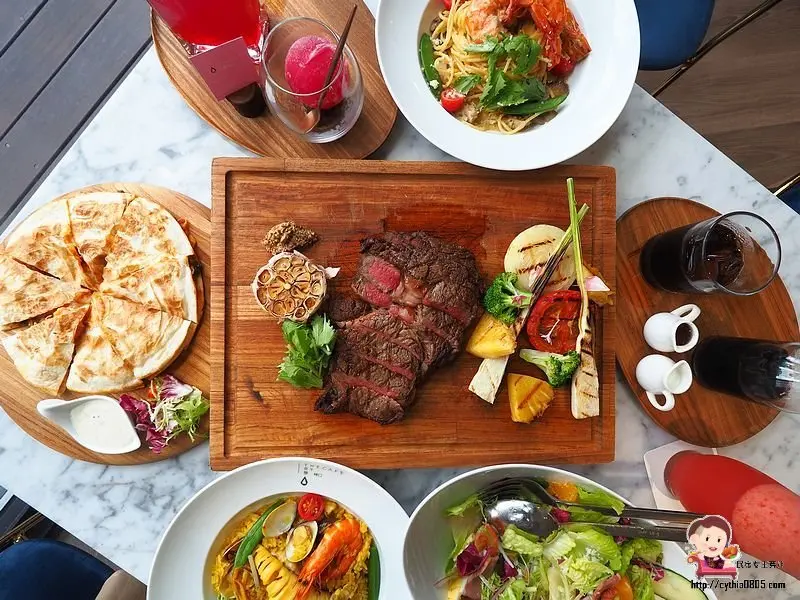 林口大樓裡面的空中花園餐廳，有好吃的排餐跟義大利麵，在城市裡面享受有如峇里島的悠閒時光