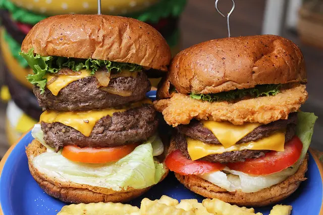 台中美食｜Lettuce 雷特斯美式漢堡東海店-大份量手工牛肉漢堡超吸睛，鮮嫩多汁一吃上癮