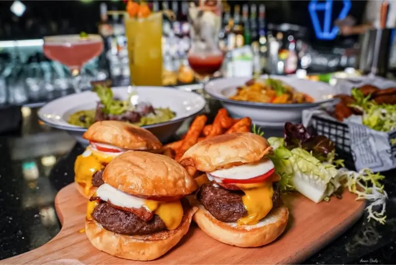 | 高雄美食 | 簡約黑質感時尚酒吧/下班聚餐好去處/DIAMOND BAR 鑽石吧