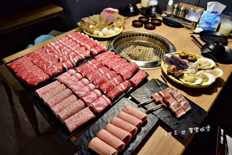 燒肉殿 - 板橋旗艦店 ll 板橋燒烤吃到飽 四種價位任你選，頂級和牛、海鮮、戰車龍蝦、各式肉品 ....近百款食材任你吃，還有小包廂可選擇不被打擾