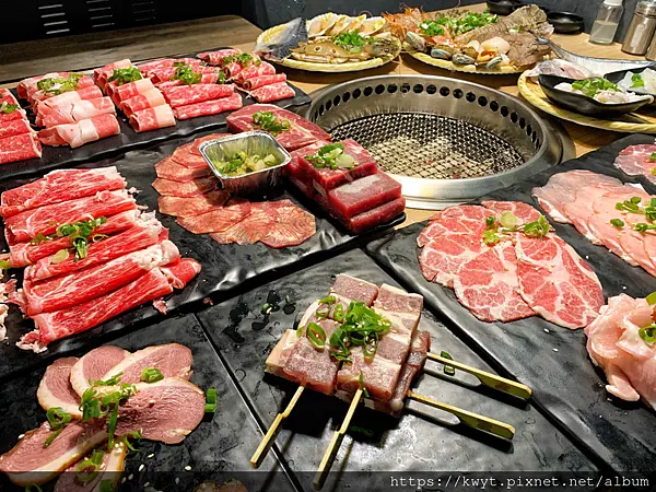【板橋吃到飽】燒肉殿頂級和牛海鮮燒肉吃到飽。NT499起，百萬超高人氣燒烤吃到飽，四人同行加價NT99吃秘製麻辣烤魚，和牛、頂級海鮮吃好吃滿！