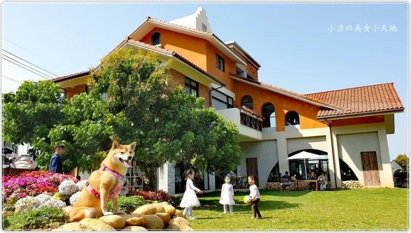 山水啡║台中新社景觀餐廳，橘白歐風建築，親子玩樂、踢球大草皮，享受悠閒咖啡輕食下午茶(寵物友善)