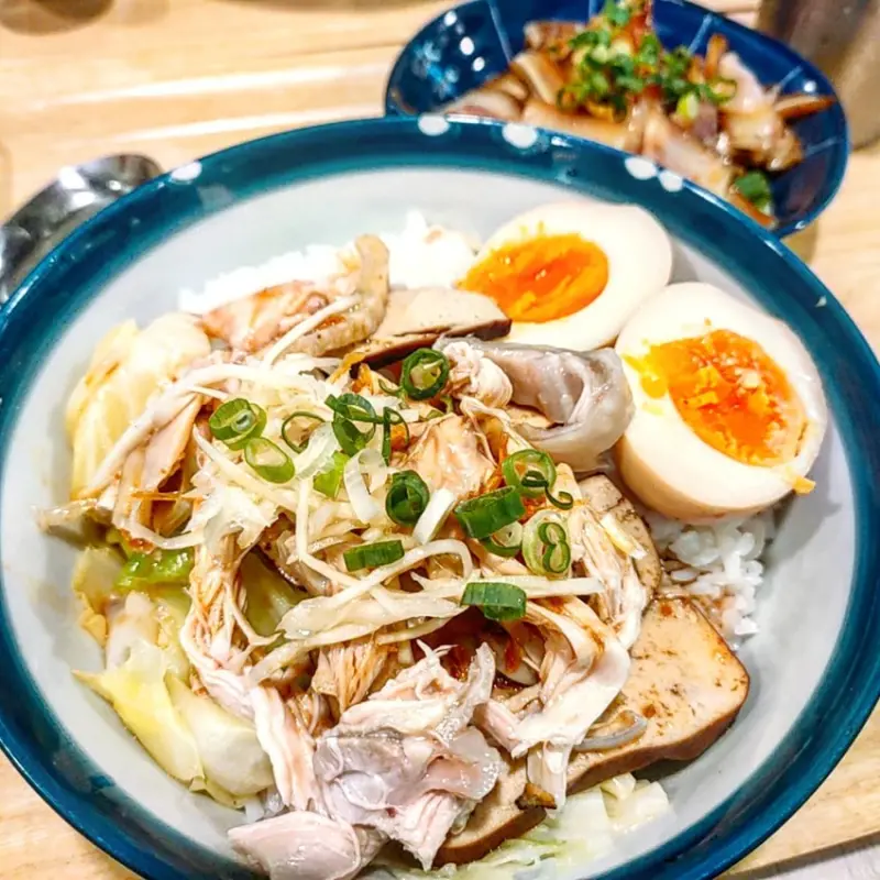 我們與雞肉飯的距離，是我在google地圖亂看看到的😂我承認，我是衝著這個店名去的，真的太好奇了嘛😂