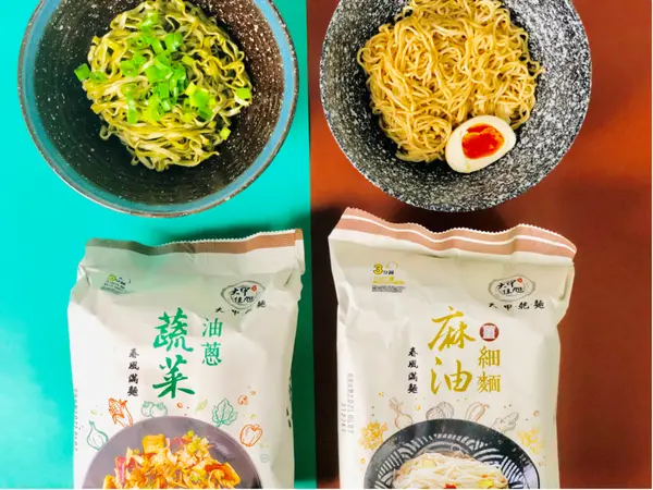 【宅配美食】大甲乾麵￭麻油細麵&蔬菜油蔥 x 自然風乾、無添加防腐劑的非油炸麵條，Q勁口感很一絕，美味不輸手打麵。煮碗大甲乾麵，我們一起春風滿麵║ 乾麵推薦
