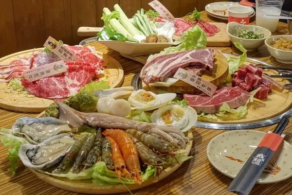 【北捷｜新莊美食】戰醬燒肉｜超狂和牛吃到飽！毛孩也有免費水煮肉肉 / 新莊燒烤 / 寵物友善