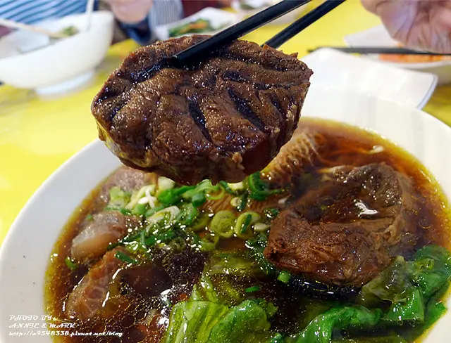 ◎吃吃喝喝~【宜蘭頭城 龍記牛肉麵】全台最快完售的牛肉麵店，想吃...得憑運氣哪！