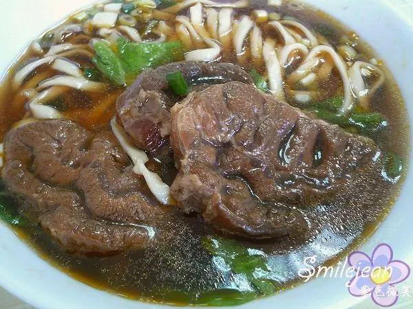 [宜蘭頭城美食]龍記牛肉麵~大塊牛肉好過癮