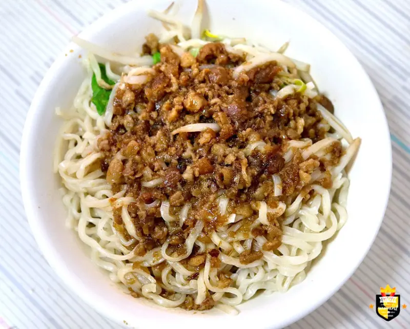 台南麵店／只賣平日飄香40多年／沒有店名隱身大樓內／老饕帶路隱藏版美食／在地人居多沒有觀光客／料多實在價格親民／100元吃飽吃滿還有找