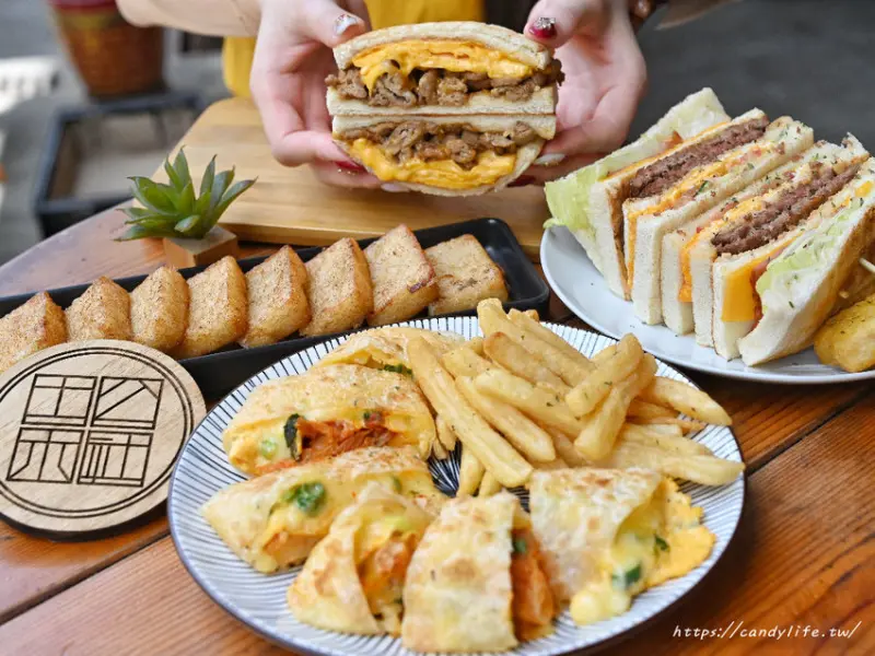 土木公社-碳烤土司│台中人氣碳烤土司，用料超實在，還有脆皮拔絲起司蛋餅，每一口都超勘西～