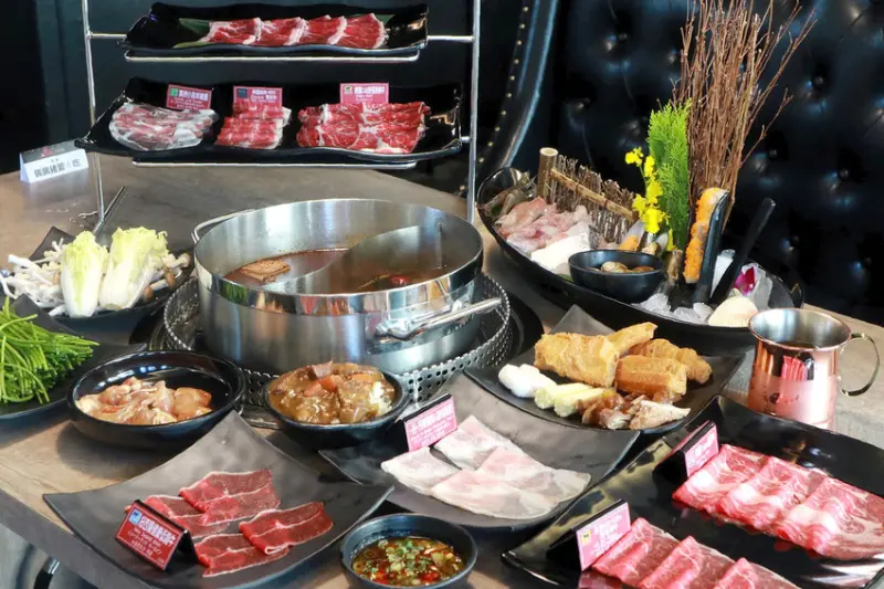 新馬辣plus+新竹竹北旗艦店。最狂麻辣鍋吃到飽！澳洲和牛、九孔鮑魚、特級牛舌、四款酒品、32種冰淇淋讓你不醉不歸（新竹竹北）