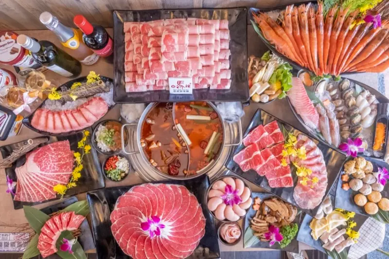 竹北美食 新馬辣Plus+｜新馬辣經典麻辣鍋Plus+現身新竹，首間獨棟雙層旗艦店、停車位，和牛吃到飽！！ · 算命的說我很愛吃