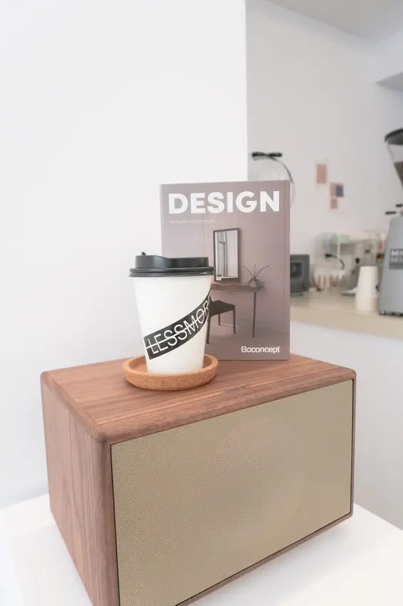 【LESSMORE】台北信義 - 韓系純白咖啡廳再一發～隱藏在民宅巷弄間，走入LESSMORE帶妳一秒到韓國！不限時、寵物友善咖啡廳推薦