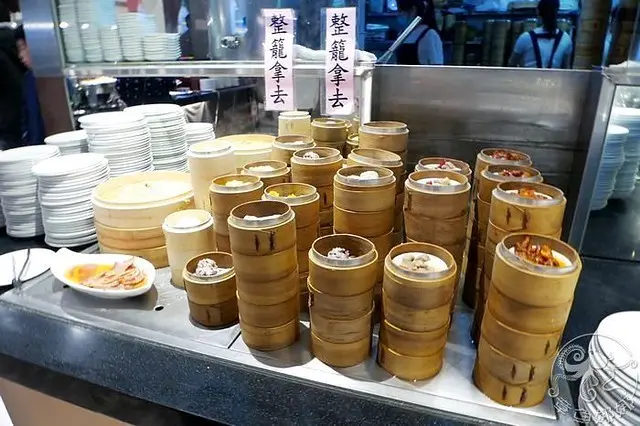 桃園美食 平價吃到飽【港龘港式飲茶歐式自助百匯】平日午餐$365元吃到飽，110公分以下入場$100元，用餐兩小時、免收服務費，港式、台式料理通通有！