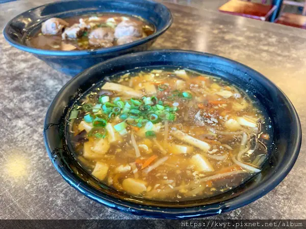 【嘉義。美食】半畝田北方麵食館。平日中午就座無虛席的高人氣麵食館，超~香Q的刀削麵，必點CP值HEN高的酸辣湯｜附菜單