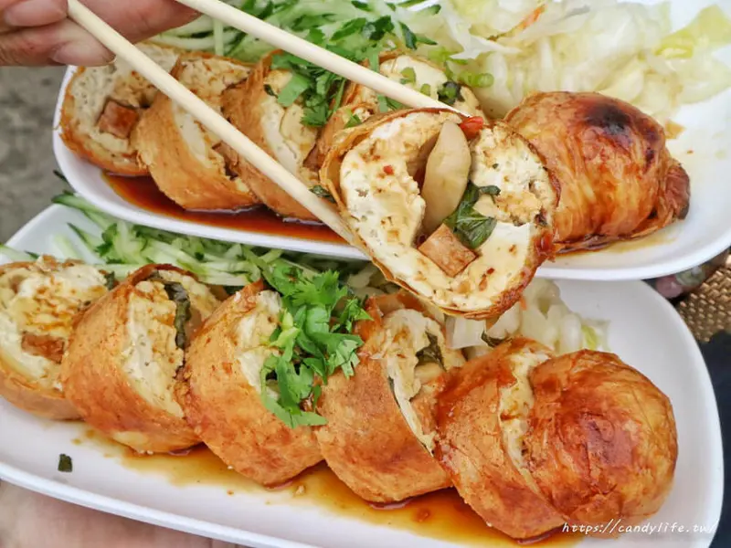 一品香臭豆腐│創意春捲臭豆腐，外脆內軟，餡料滿滿，素食也能享用～