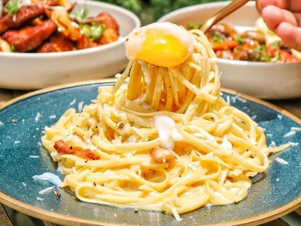 台中｜BottleCat 貓瓶子小酒館｜隱身住宅區內的餐酒館，貓奴的天堂