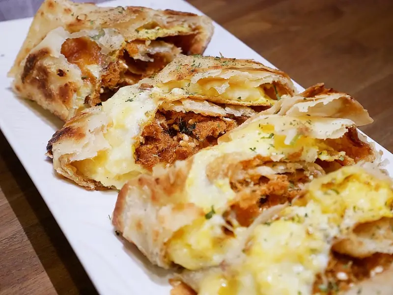 台北信義早午餐推薦，千層蛋餅超卡滋，超厚實的手打漢堡排很厲害，套餐的QQ球大推必吃，用餐不限時還有WIFI超享受-拾聚Brunch Cafe &Tea