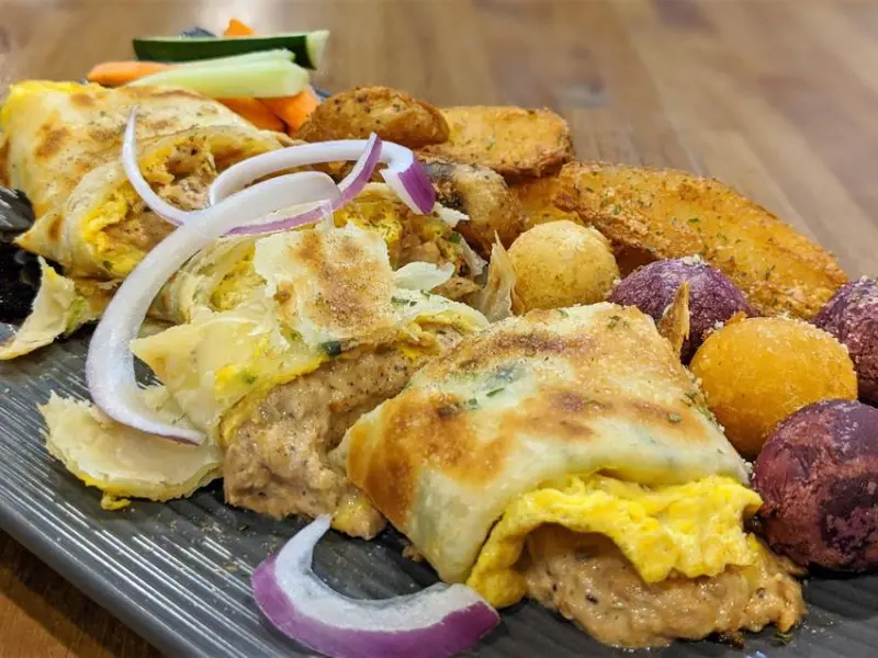 拾聚 Brunch Cafe&Tea｜連男生都愛的早午餐！意外驚艷的岩燒麻油雞燉飯！必點招牌酥脆厚蛋餅！台北早午餐推薦、世貿早午餐推薦、世貿下午茶推薦、101早午餐推薦、信義早午餐推薦