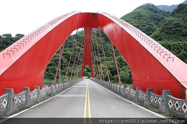 新竹尖石景點推薦／老鷹溪瀑布／緩坡好走、瀑布潭下溪水超冰涼