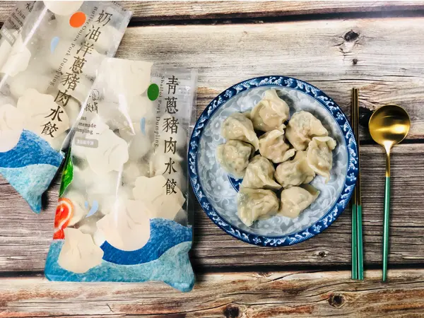 【台中美食￭冷凍宅配】】霧峰水餃娟￭青蔥豬肉&奶油洋蔥豬肉 x 皮Q帶勁，內餡多汁、手工水餃的美好，吃了一顆就知道║ 手工水餃推薦、宅配美食推薦