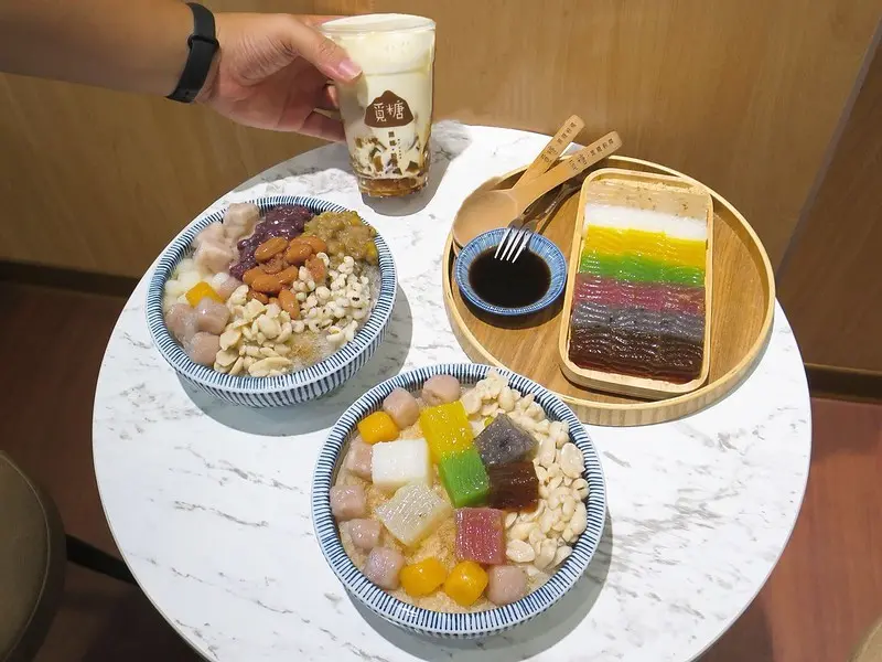 【台北車站冰品甜品】覓糖「黑糖粉粿」開封店，七彩粉粿以100%天然食材製作，粉粿軟Q冰涼又消暑!