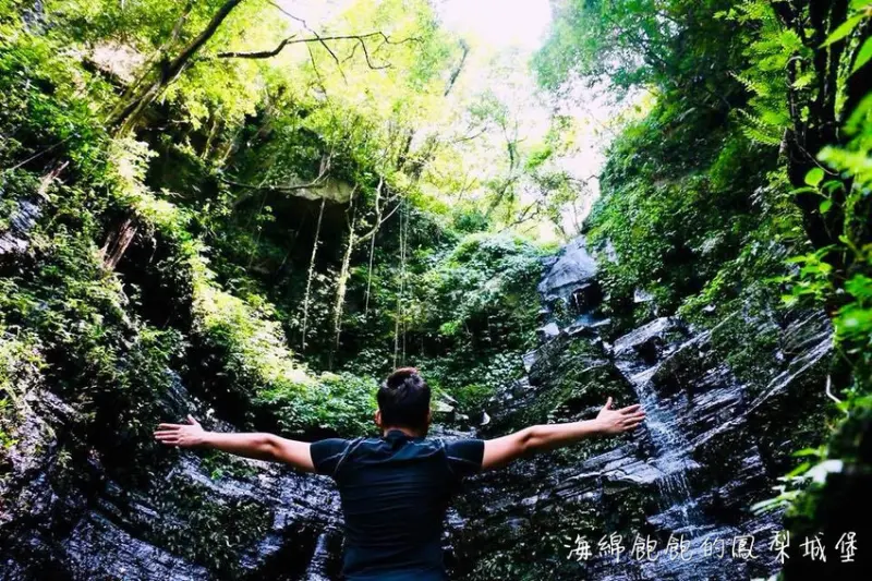 秀峰瀑布｜汐止大尖山景點，天秀宮旁秘境瀑布、龍船洞，天然森林SPA池抓小魚小蝦(交通指南)