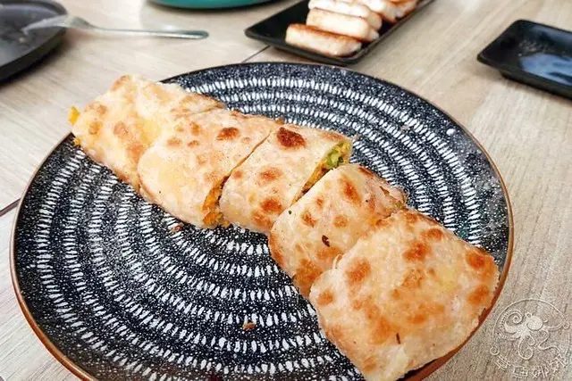 台中逢甲美食【玖饌集】巷仔內的文青風早餐店，手工蛋餅不油膩、外皮很酥，有別於傳統早餐，食材上有韓式、泰式、美式與台式，是年輕人會喜歡的早餐！聽說花生醬很好吃，有顆粒 帶口感！