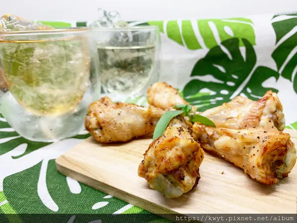 來自台南龍崎的黑羽土雞，每天在山裡跑跳的肉質有夠讚！用宅配生鮮【野飼崎雞生鮮翅小腿組】製作出美味烤物-美味烤翅腿！