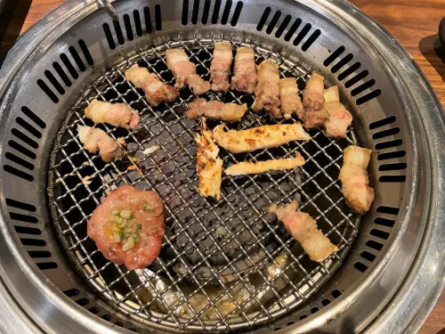 【新竹 燒肉】巨城新店姜滿堂韓式燒肉，搭配生菜標準韓式燒肉來了