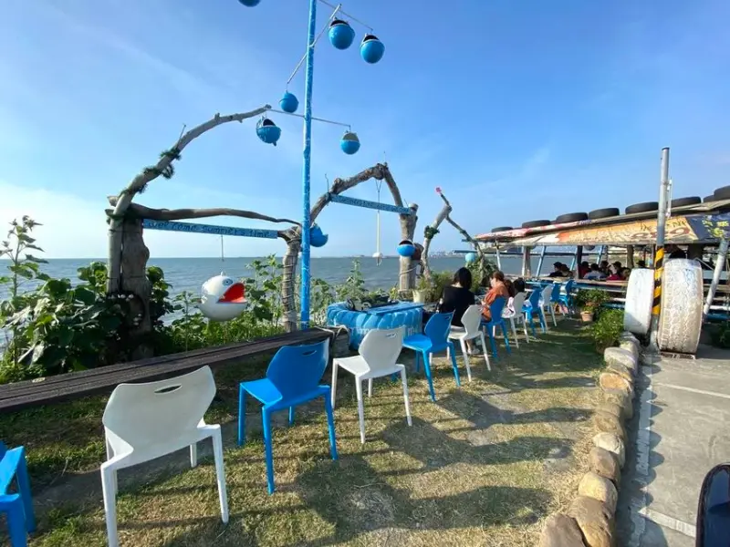 【新北林口-Summers time coffee】一個人帶著一隻狗來台61線(景觀咖啡)看海、遛狗、喝咖啡