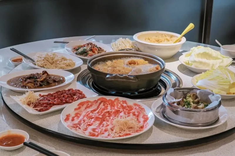 豐光溫體羊肉爐台北店：每日新鮮現宰羊肉，以全羊大餐聞名，無羶味。