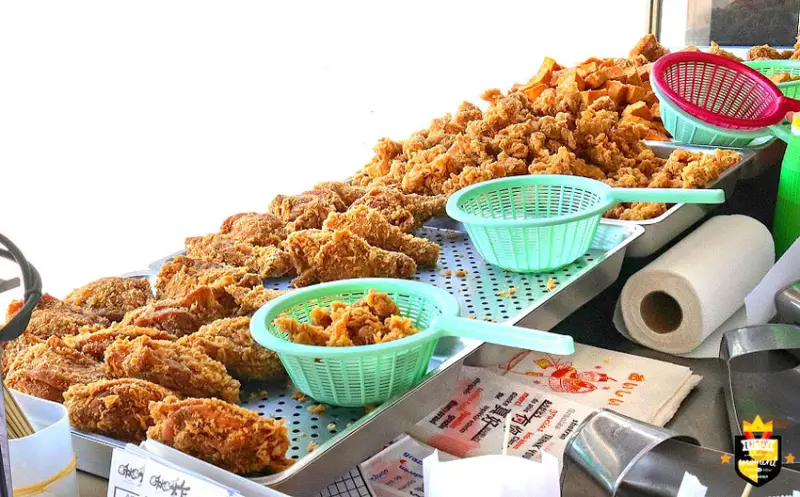 台南炸雞／限量供應晚來連屑屑都吃不到／嚴選食材獨家自製醃料／週末假日必排隊／吃炸雞也能吹冷氣／旁邊就有停車場