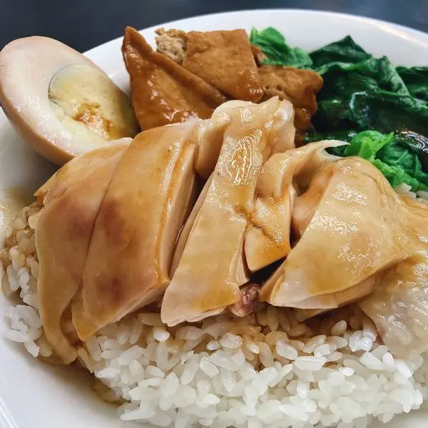 臨江街人氣排隊小吃店，軟嫩雞肉直接在你的嘴裡化開 | 【台北大安區-紅線-信義安和站】梁鑫雞肉飯專門店