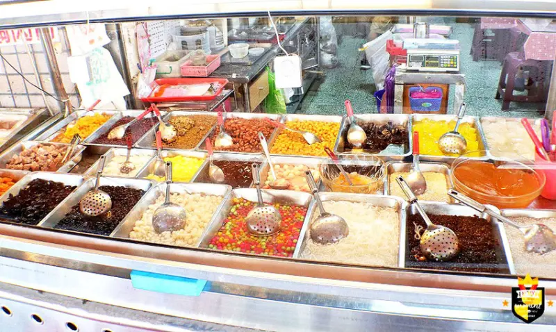 台南剉冰／隱身傳統市場內／傳承四代近百年老店／20多種配料當天現煮現賣／自家熬煮黑糖水／人氣必點自製粉粿／阿里山天然愛玉子／每日限量賣完為止