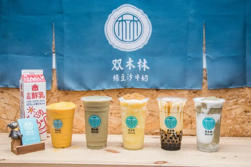沒在客氣！整顆愛文芒果下去打的芒果冰沙，還有古早味透沁涼綠豆沙！双木林綠豆沙 - 大手牽小手。玩樂趣