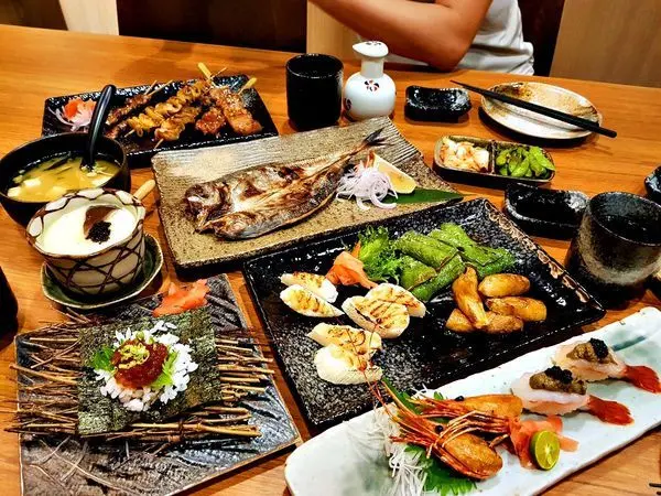 台中市西區[墨居酒屋]續攤的好地方! 晚晚餐很合適 ! 2020 食記分享~ 串烤好吃又充滿香氣! 壽司新鮮好吃! 朋友同事聚會聊天的好所在唷!