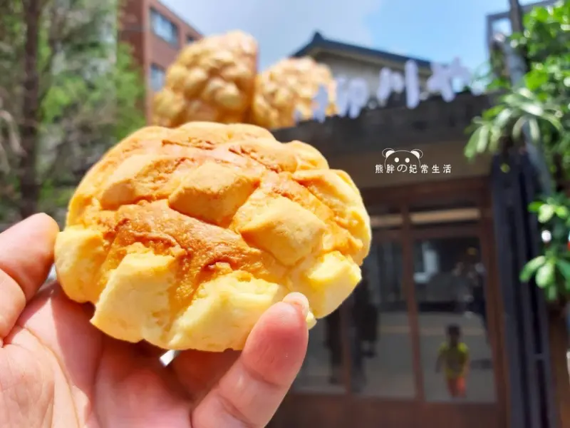 【台中西區】柳川や(柳川屋)時下正夯的麵包店，菠蘿酥香不甜膩，可頌鹹香軟Q有嚼勁，老舊日系裝潢風格，銅板價格就可以吃得到，CP值不錯