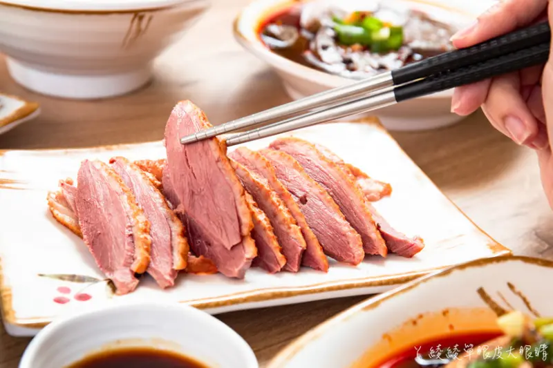 上桌直接秒殺，老饕必點鮮嫩多汁的鵝肉切盤！吃過粉紅夢幻鵝蛋嗎？新竹鵝肉推薦饗鵝鵝肉料理 - ㄚ綾綾單眼皮大眼睛