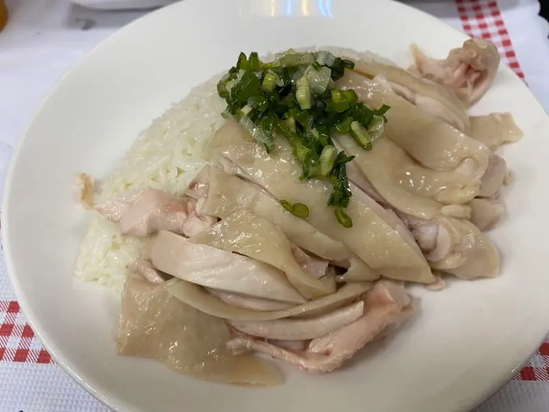 【新莊-新泰海南雞飯(新莊店)】五股、泰山、新莊人的晚餐好選擇，還有泰式椒麻雞跟綠咖哩唷。