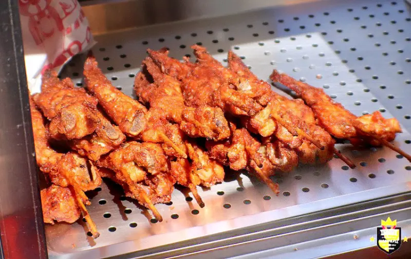 台南豆乳雞／無店名無招牌／只賣三樣飄香20多年／每日限量晚來吃不到／下午才營業只賣2.5小時／剛擺攤就有客人上門／在地人從小吃到大／連Google地圖都找不到