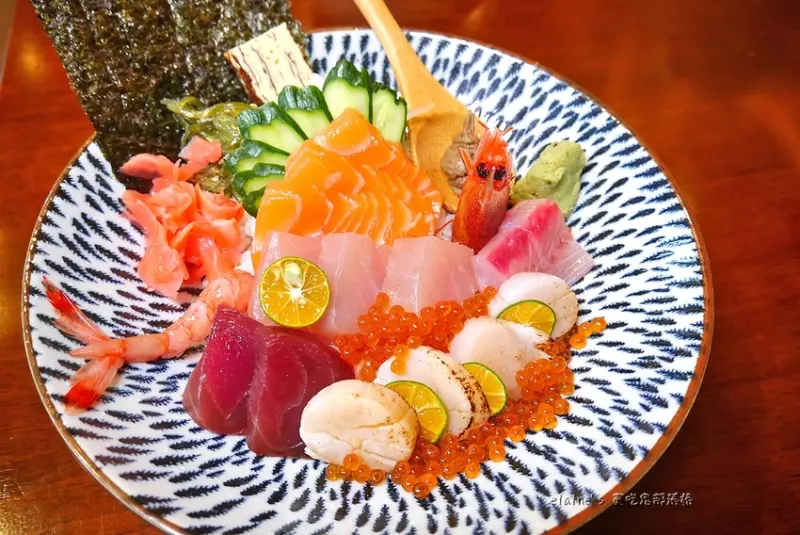 吃。新北板橋《鯉魚哥丼滋丼》男子漢極品丼霸氣登場，還有路上跑的海裡遊的犇鱻雙丼不容錯過。板橋日本料理推薦