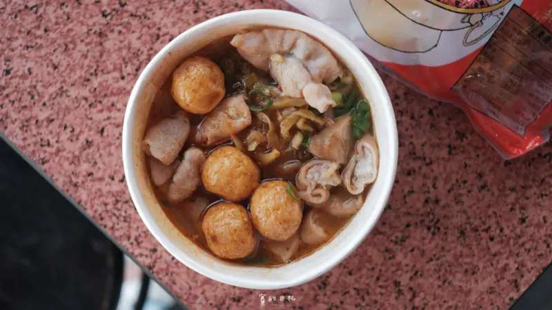 3鼎紅 麻辣鴨血臭豆腐｜台中麻辣鍋推薦｜你吃麻辣鍋喝湯嗎？這家價格親民的麻辣鍋湯底我超推！喝完也不會口渴超喜歡 ♥