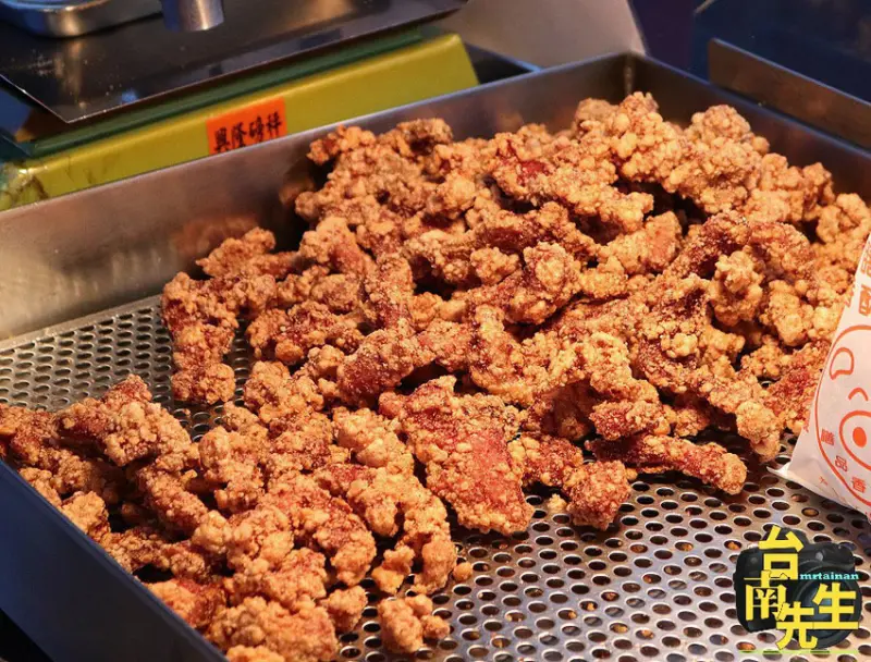 台南排骨酥／限量供應晚來吃不到／每天換新油不用回鍋油／當天備料現醃肉現裹粉現油炸／獨家醃料鹹香夠味／還沒營業就有客人上門／老闆忙到手都沒停過
