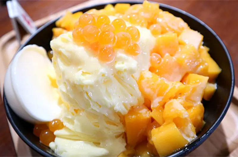 忠孝新生冰品【SuperPaPa雪花專賣店】雪花片片綿密細緻，以最接近天然的創意食材搭配，色彩繽紛誘人，減糖不膩口，視覺味覺都驚豔！