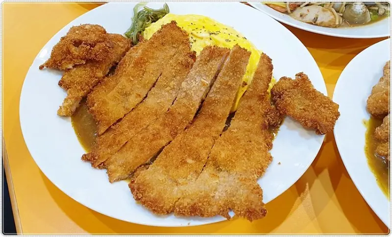 十勝嵐║學區超狂超人氣平價美食，比臉還大的炸豬排咖哩飯，超大份量，不怕你吃、就怕你吃不飽!!!