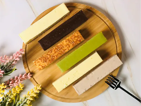 【新竹美食￭宅配】花語烘焙工坊￭起司重乳酪條專賣店 x 一周只開兩天的甜點店？！多達十來種口味任君選、乳香濃郁不甜膩，天然純粹很滿意║ 宅配美食推薦、新竹伴手禮、湖口老街甜點